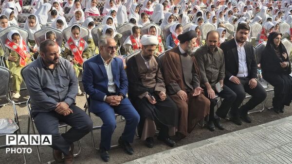 نواختن زنگ مهر عاطفه‌ها در مدرسه شهید پیشگاهی نظرآباد