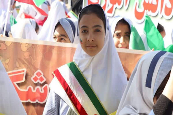 حضور پرشور دانش‌آموزان پاکدشتی در راهپیمایی روز ۱۳ آبان