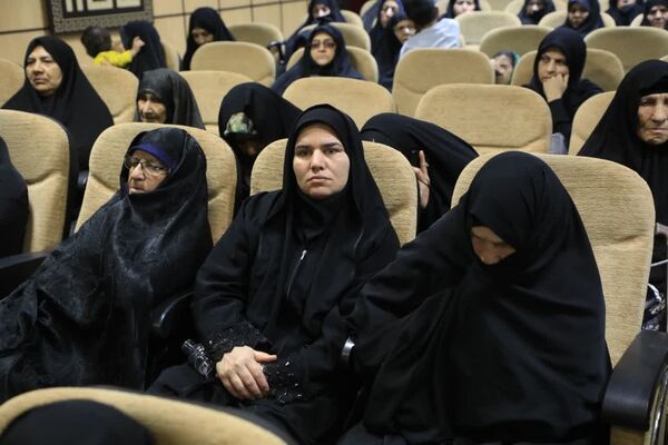 جلسه گرامیداشت و تجلیل از پدران و مادران شهدا 