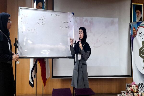 مراسم تجلیل از همیار معلم‌های نمونه دبیرستان آرمیتا مصلی نژاد