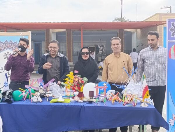 مسابقه «نجات تخم‌مرغ» در دبیرستان شهید بهشتی بهبهان