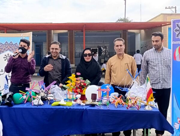 مسابقه «نجات تخم‌مرغ» در دبیرستان شهید بهشتی بهبهان