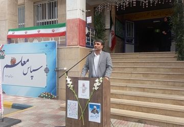 معلمان به عنوان پرچمدار دانایی و توانایی با تلاش خود معماران بزرگ جامعه هستند