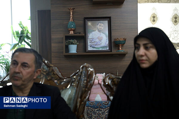 دیدار معاون پرورشی و فرهنگی وزارت آموزش و پرورش با خانواده شهید آرمان علی‌وردی