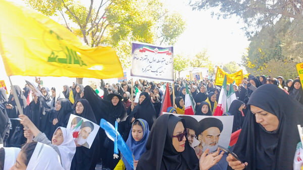 نسل بیدار انقلاب؛ خروش دختران شاهد فاطمه‌زهرا(س) شهرکرد مقابل استکبار جهانی