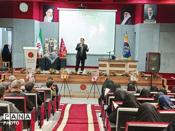 مراسم بزرگداشت رهبر شهید در دبیرستان فرزانگان ۴ در ناحیه یک مشهد  