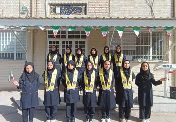 اجرای سرود ایرانمون توسط دانش اموزان پیشتاز دبیرستان کوثر فرهنگیان