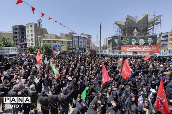 نماز ظهر عاشورا در میدان امام خامنه‌ای
