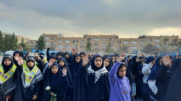 وداع دانش‌آموزان دبیرستان فرهنگیان ناحیه ۷ با شهید گمنام 
