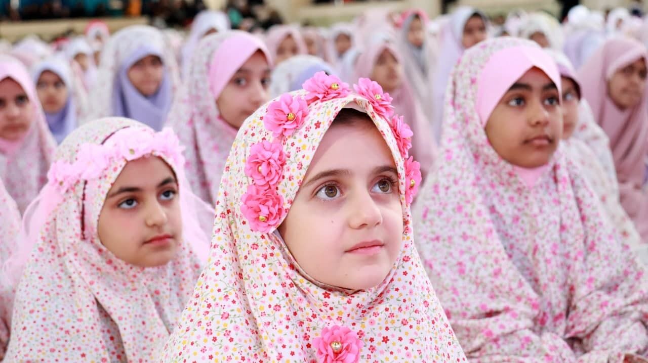 جشن عبادت ۱۵۰۰ دانش‌آموز دختر میبدی در هفته گرامیداشت امور تربیتی و تربیت اسلامی