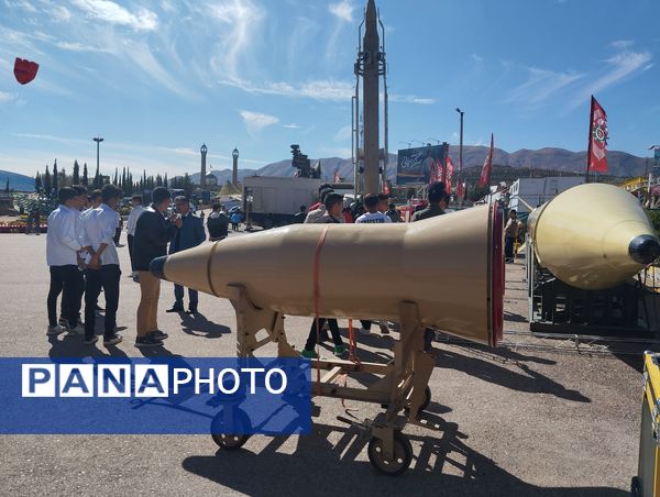 بازدید دانش‌آموزان از نمایشگاه اقتدار شیراز