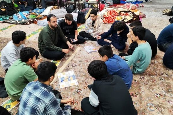 استقبال پرشور دانش‌آموزان شهریاری از آیین معنوی اعتکاف