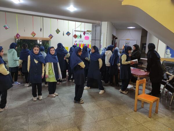 نمایشگاه کتاب در دبستان آرمینه مصلی نژاد 