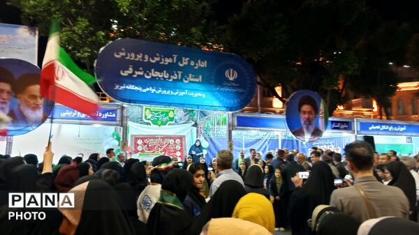 ایستاده در میدان ساعت تبریز