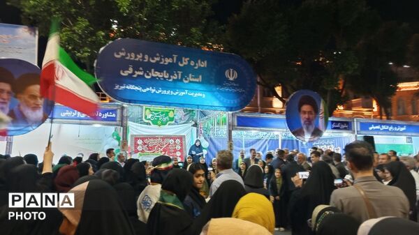 ایستاده در میدان ساعت تبریز