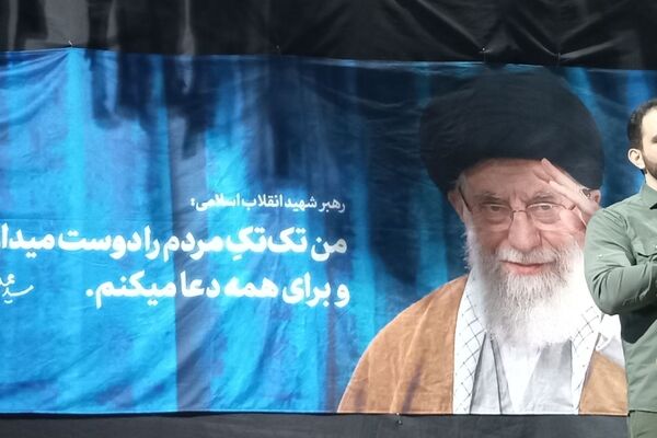 تجمع مردم شهر فردوسیه در دهه امامت در کنار شهدای گمنام