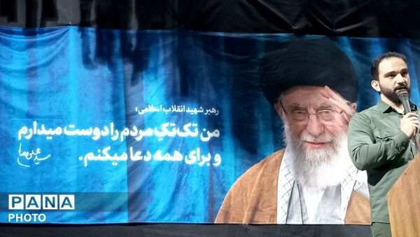 تجمع مردم شهر فردوسیه در دهه امامت در کنار شهدای گمنام