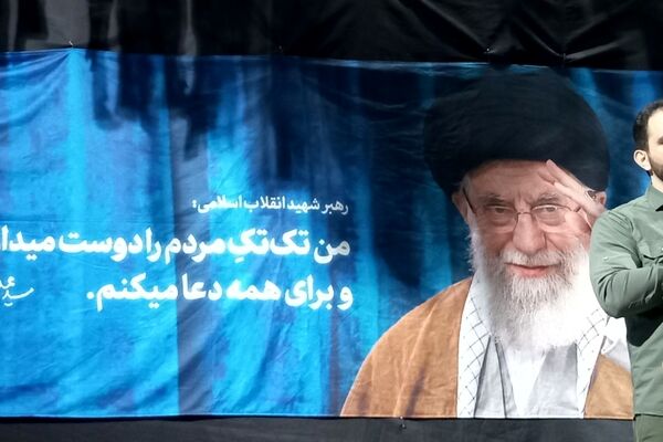 تجمع مردم شهر فردوسیه در دهه امامت در کنار شهدای گمنام