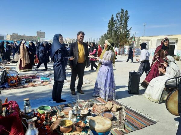 جشنواره بومی و محلی در دبیرستان سمیه شهرستان خاتم