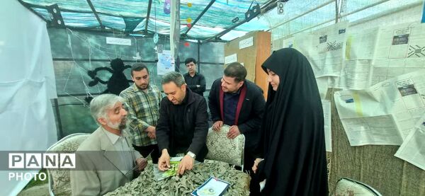 حضور معاون تشکیلات سازمان دانش‌آموزی در غرفه «نوجوان مبارز» 