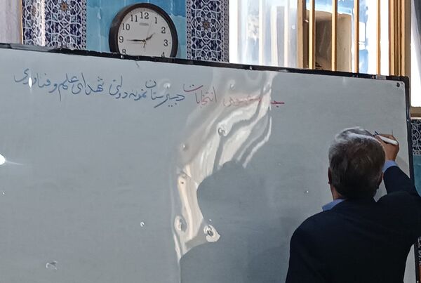 جلسه اولیاء مربیان در دبیرستان نمونه دولتی شهدای علم و فناوری بهارستان دو