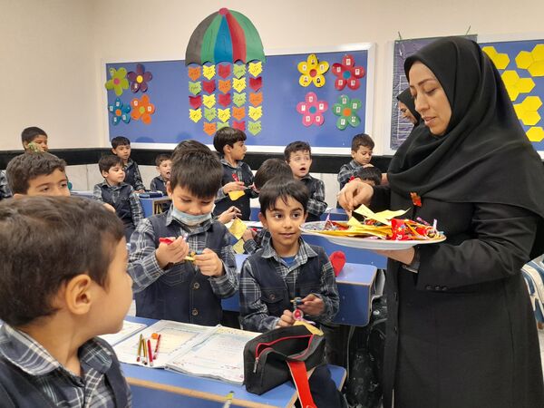 گرامیداشت روز دانش آموز در دبستان عذرا پورشهریاری ناحیه ۷مشهد