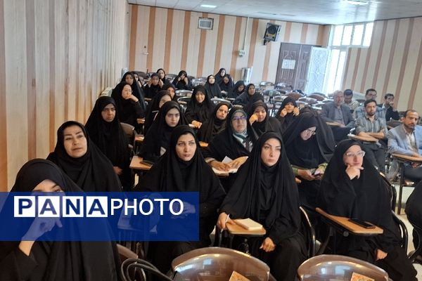 نشست مربیان و معاونان پرورشی فریمان با محوریت قرآن و عترت 