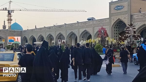 بیرق سیاه عزا در شب اول محرم بر گنبد ملکوتی امام هشتم برافراشته شد
