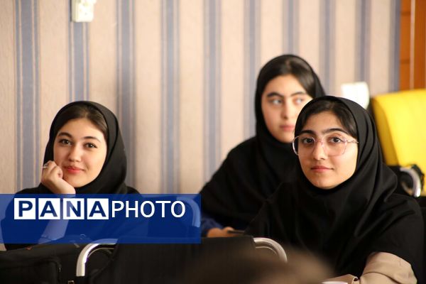 نشست صمیمی دانش‏‌آموز خبرنگاران و نمایندگان مجلس دانش‌آموزی آذربایجان شرقی با علی فلاحتکار