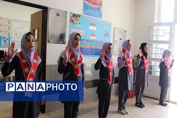 بازدید مدیر سازمان دانش‌آموزی استان و همکاران ستادی از مدارس تشکیلاتی زرند 