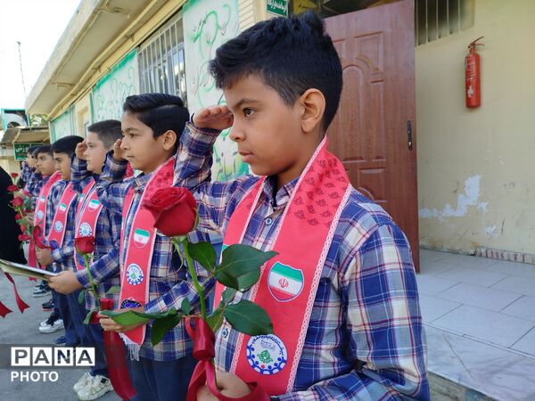تجلیل دانش آموزان از حافظان امنیت  در نیشابور