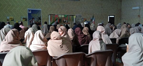 نواختن زنگ مهر و ایثار در مدارس جزیره هرمز 