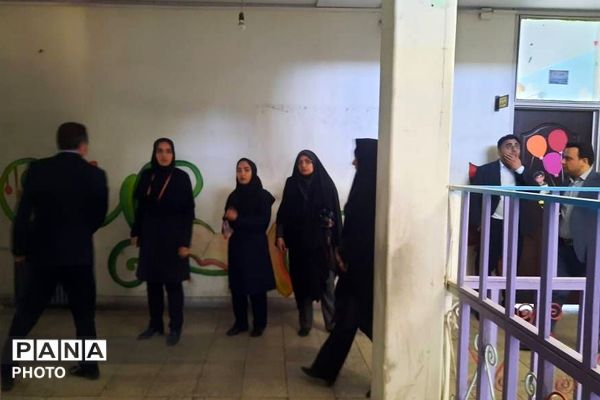 بازدید مدیر آموزش و پرورش ناحیه دو شهرری از دبستان شهید چمران