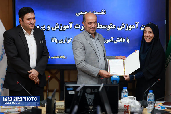 نشست صمیمی معاون آموزش متوسطه وزارت آموزش و پرورش با دانش‌آموز خبرنگاران خبرگزاری پانا