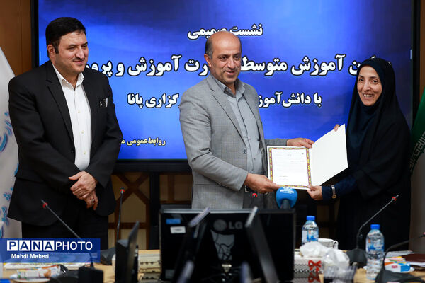 نشست صمیمی معاون آموزش متوسطه وزارت آموزش و پرورش با دانش‌آموز خبرنگاران خبرگزاری پانا