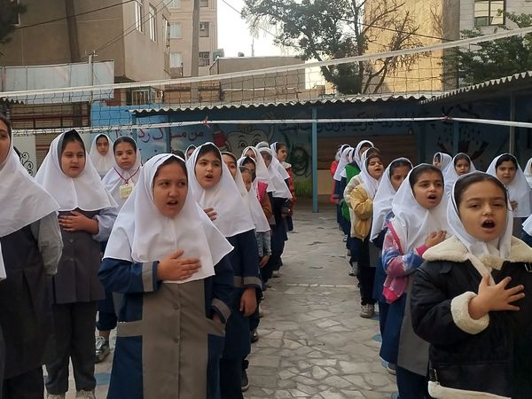 حضور مامور نیروی انتظامی در مدرسه و گفتگوی صمیمی با دانش آموزان و آگاهی بخشی درمورد مسائل امنیتی 