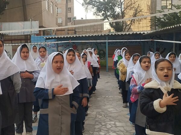 حضور مامور نیروی انتظامی در مدرسه و گفتگوی صمیمی با دانش آموزان و آگاهی بخشی درمورد مسائل امنیتی 