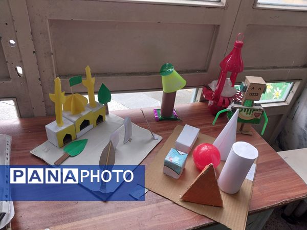 نمایشگاه آثار هنری دانش آموزان دبیرستان دلیری 