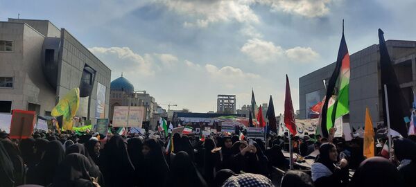 حضور دانش آموزان دبیرستان مهشید مصلی نژاد در راهپیمایی روز دانش آموز 
