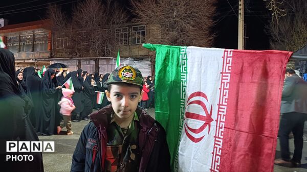 دهه نودی‌ها در زیر چتر انقلاب 