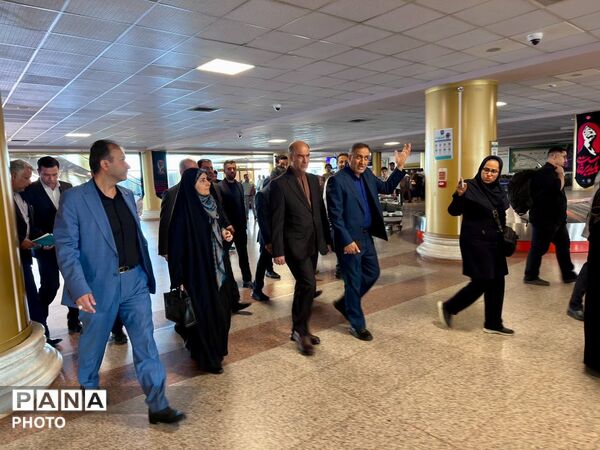 بازدید وزیر راه و شهرسازی از روند خدمات‌رسانی به زائران امام رضا(ع) در فرودگاه مشهد