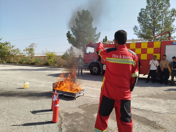 مانور آتش نشانی به مناسبت هفته پدافند غیر عامل در دانشگاه پیام نور کاشمر