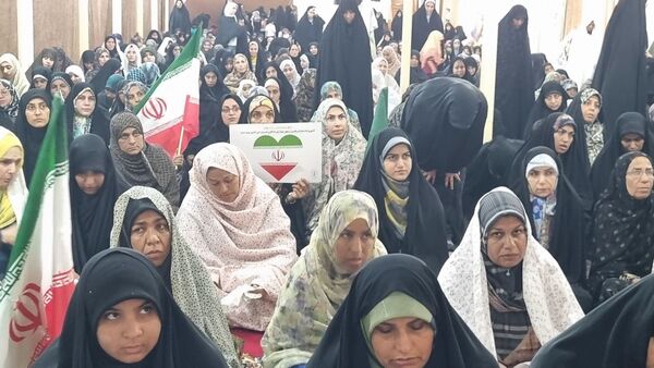 تجمع نمازگزاران نماز جمعه قشم در روز خشم و نصر