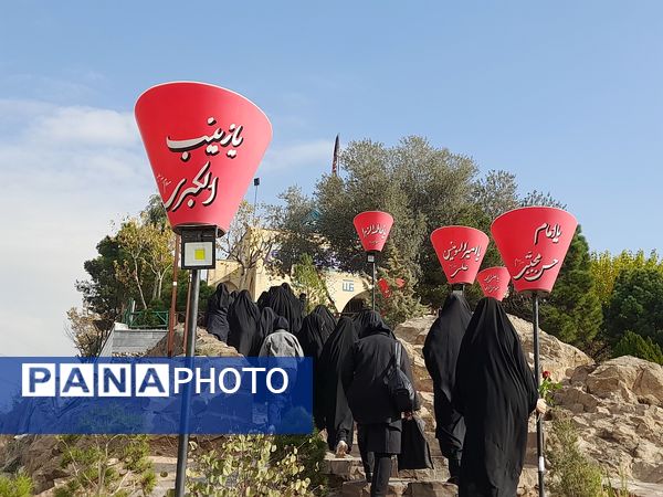 ادای احترام به شهدا توسط دانش‌آموزان دبیرستان فرهنگ ۱۳