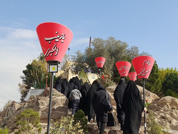 ادای احترام به شهدا توسط دانش‌آموزان دبیرستان فرهنگ ۱۳