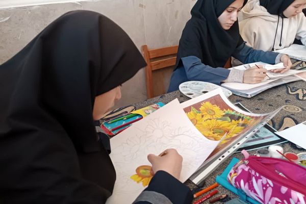 نمایشگاه آثار هنری دانش آموزان دبیرستان امام علی(ع) شهرستان ورامین