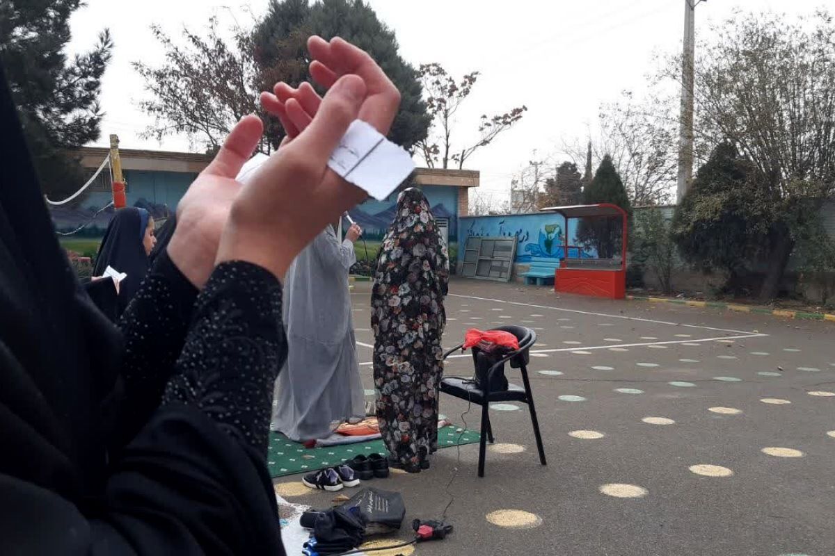  نماز باران در مدرسه جنت با حضور جمعی دانش‌آموزان