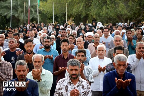 طنین نماز عید قربان در بقعه متبرک امامزاده شاه قطب‌الدین حیدر (ع) رودان