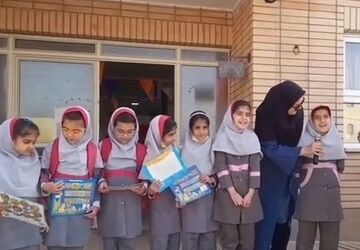 قدردانی از دوقلوهای دبستان محمودی 2 شهرضا به‌مناسبت روز دوقـلوها 