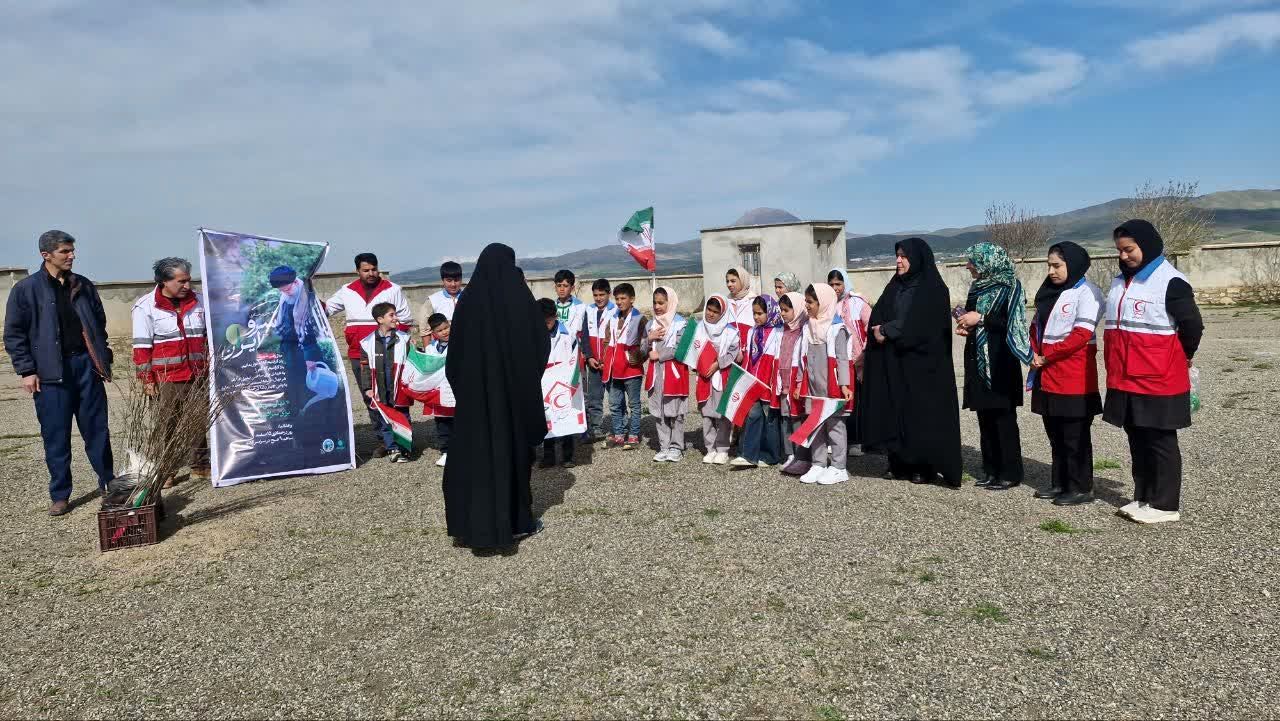 اجرای پویش ملی درختکاری سرو ایران در تویسرکان با مشارکت دختران دانش‌آموز